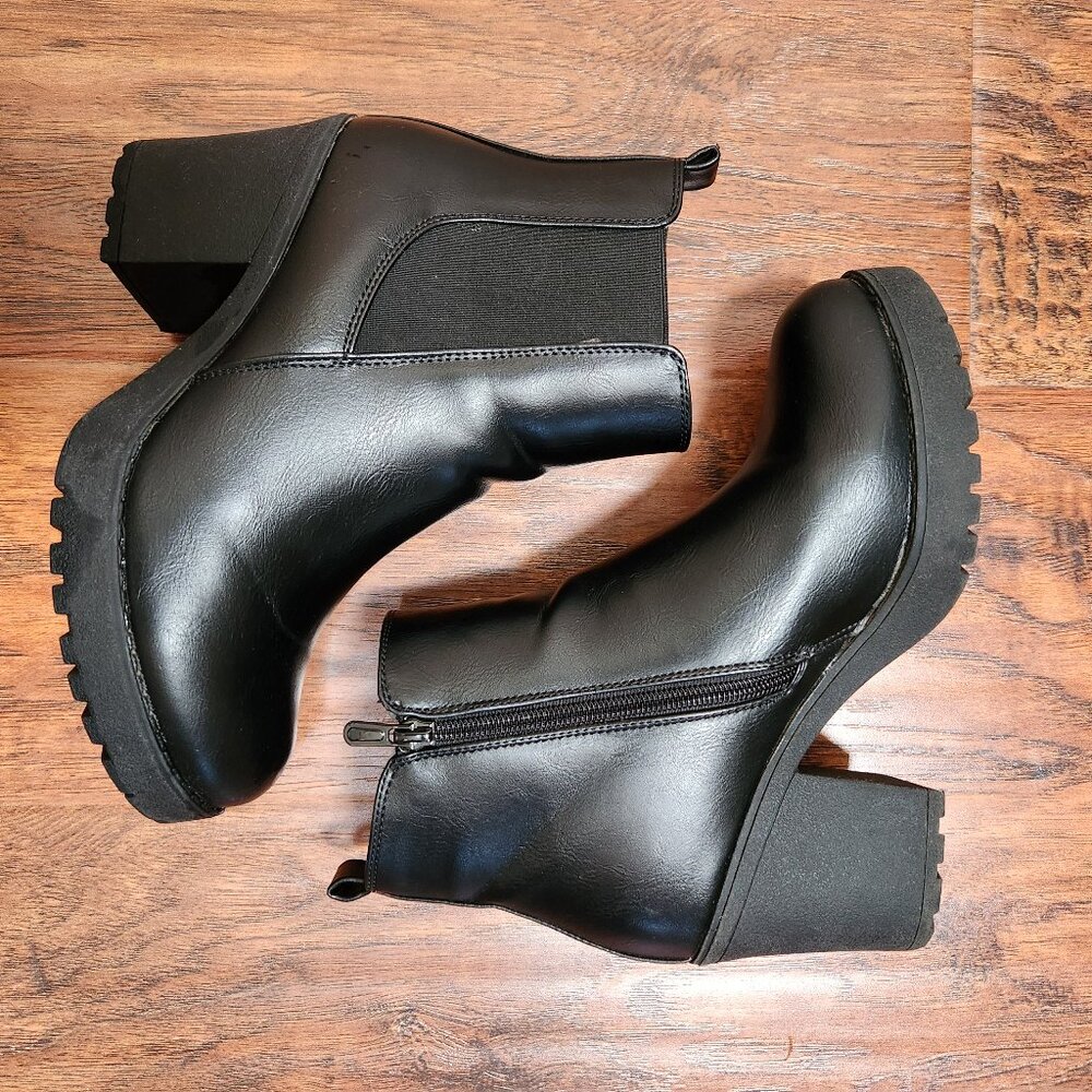 Platform heeled Chelsea boots🖤